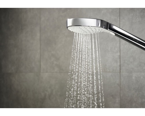 Handbrause mit laufendem Wasser