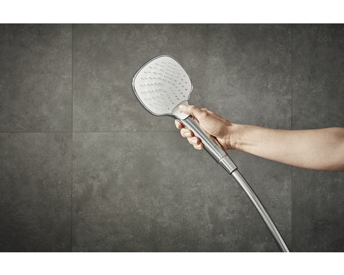 Hand die einen Duschkopf hält