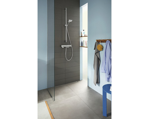 Modernes Badezimmer mit Dusche, Armatur und Handtuchhalter