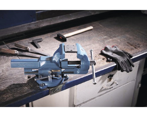 Werkbank mit Schraubstock, Hammer, Feilen und Handschuhen