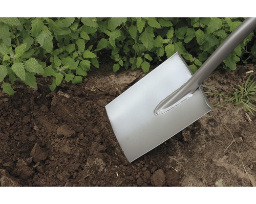 Spaten im Gartenboden