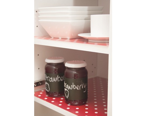 Armoire de cuisine avec vaisselle et pots de confiture sur film pour étagères à motif à pois