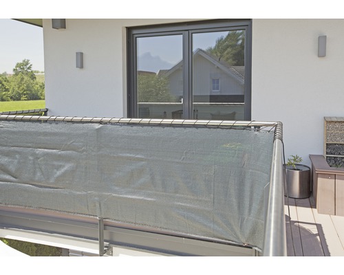 Balkon mit Sichtschutznetz am Geländer