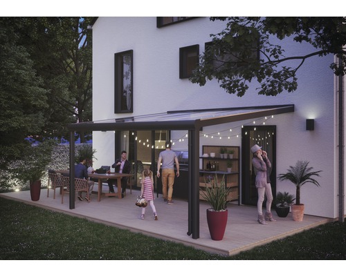 Pergola avec des personnes assises et éclairage sur la maison