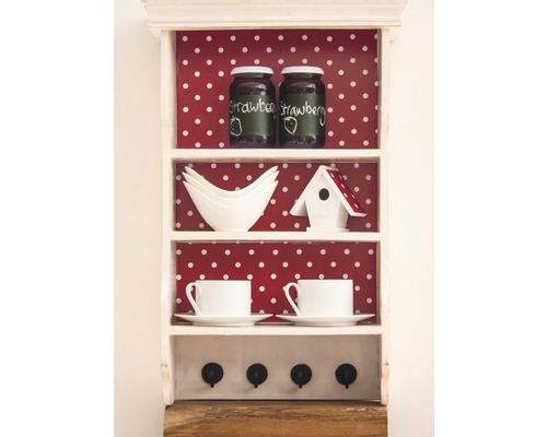 Étagère avec décorations telles que des pots de confiture, de la vaisselle et une cabane à oiseaux
