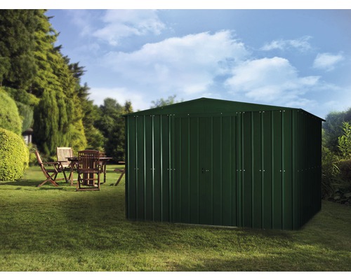 Gartenschuppen aus Metall im Garten