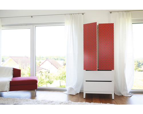 Armoire blanche moderne avec portes rouges et motif à pois blancs dans une pièce lumineuse
