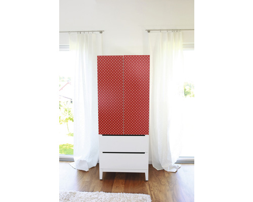 Armoire avec deux portes à pois et deux tiroirs dans une pièce lumineuse