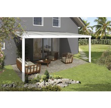Terrasse mit Überdachung und Sitzmöbeln im Garten