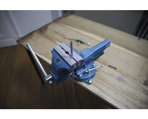 Werkbank mit Schraubstock und Werkstück