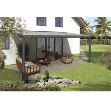 Terrasse mit Überdachung und Sitzgruppe im Garten