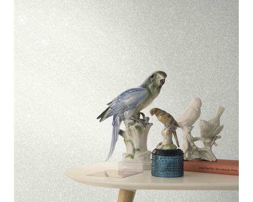 Dekorative Tapete mit Vogel-Skulpturen auf einem Tisch