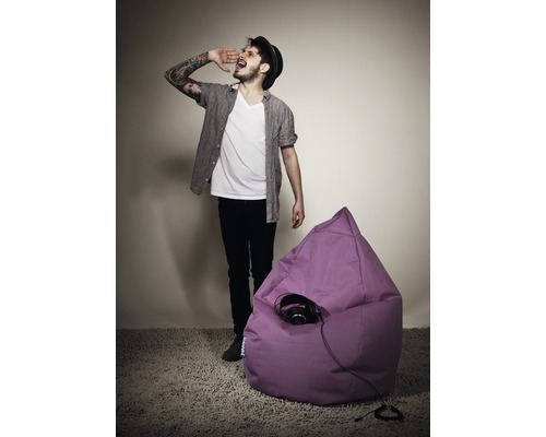 Scène avec un homme à côté d''un pouf violet et d''un casque audio