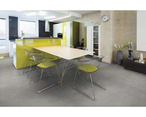 Salle à manger moderne avec table, chaises et sol carrelé.