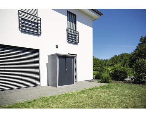 Metall Gerätehaus vor einem Haus mit Garten