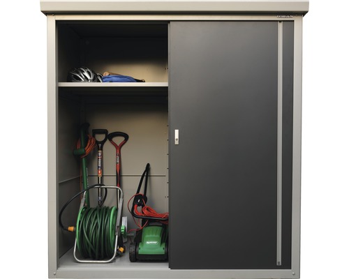 Gartengeräteschrank mit Gartengeräten wie Rasenmäher, Spaten und Schlauchwagen