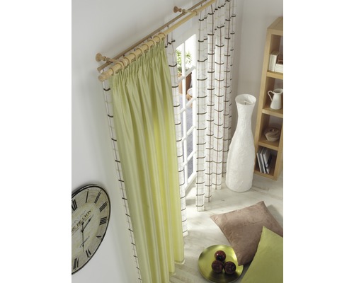 Séjour avec rideaux, tringle à rideaux et décorations