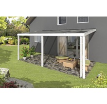Terrassenüberdachung mit Gartenmöbeln auf Rasenfläche