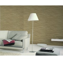 Wohnzimmer mit Sofa, Stehlampe und gemusterter Tapete