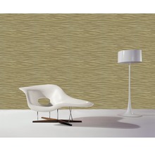 Modernes Zimmer mit gemusterter Tapete, Stuhl und Stehlampe