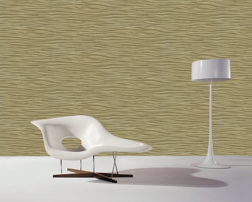 Modernes Zimmer mit gemusterter Tapete, Stuhl und Stehlampe