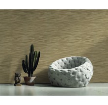 Interieuransicht mit gemusterter Tapete, Sessel, Kaktus und Dekorationsfigur