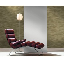 Raumansicht mit Design Tapete, Sessel und Stehlampe