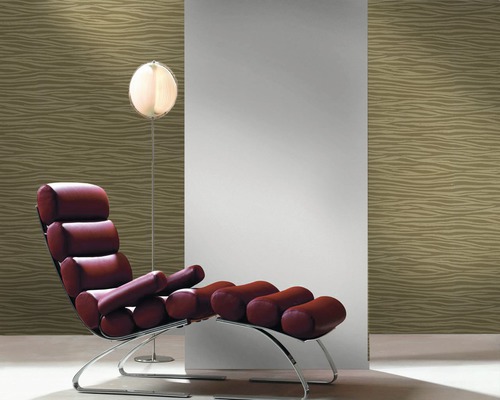 Raumansicht mit Design Tapete, Sessel und Stehlampe