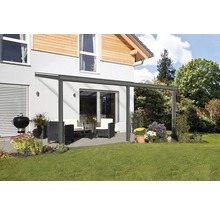 Terrassenüberdachung aus Aluminium mit Gartenmöbeln