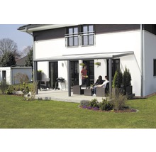 Terrasse mit Überdachung am Wohnhaus mit Garten