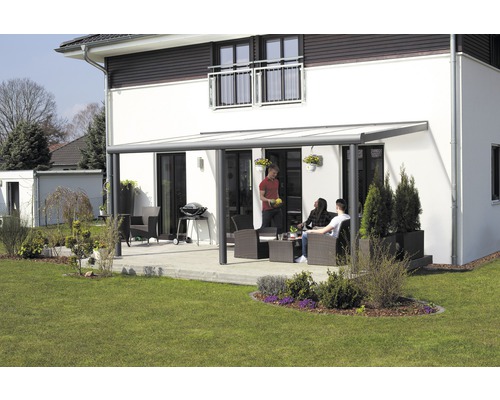 Terrasse avec auvent sur maison d''habitation avec jardin