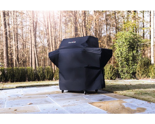 Abgedeckter Grill mit Char-Broil Logo im Garten