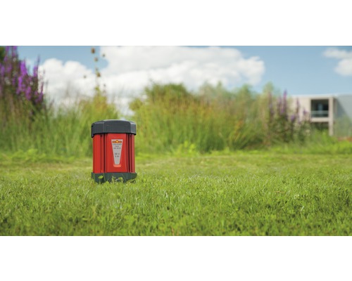 Batterie sur une pelouse à l''extérieur