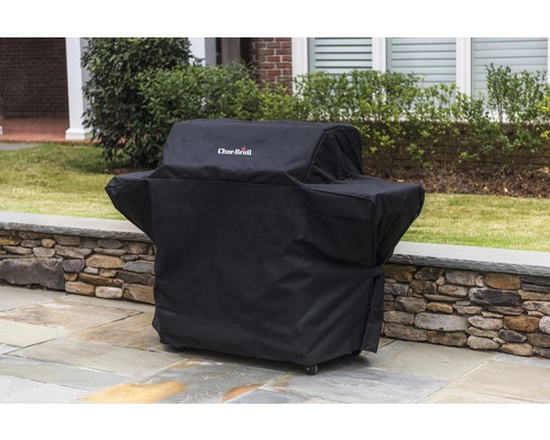 Abgedeckter Grill mit Char-Broil Logo im Aussenbereich