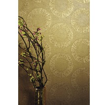 Nahaufnahme einer strukturierten Tapete mit Kreismuster und einer Blumenvase