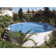 Piscine ronde avec échelle dans le jardin