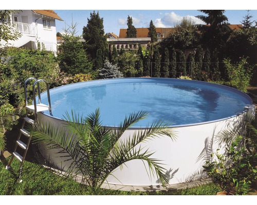 Piscine ronde avec échelle dans le jardin