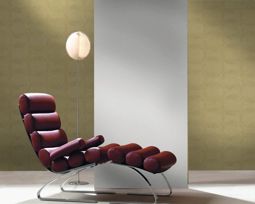 Raumszene mit Sessel, Stehlampe und Wandgestaltung