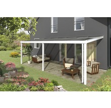 Terrasse mit Terrassenüberdachung und Gartenmöbeln im Garten