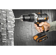 Perceuse-visseuse sans fil utilisée sur un mur de pierre avec le logo Worx