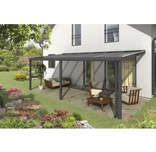 Terrassenüberdachung mit Gartenmöbeln auf einer Terrasse
