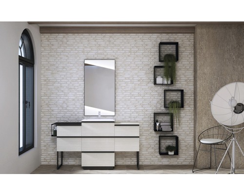 Salle de bain lumineuse avec meuble-lavabo, miroir et étagères murales décoratives