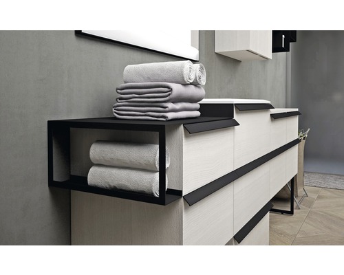 Modernes Badezimmer mit Waschtischunterschrank und Handtüchern