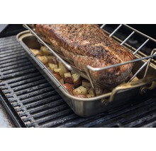 Rôti avec pommes de terre sur une grille de barbecue