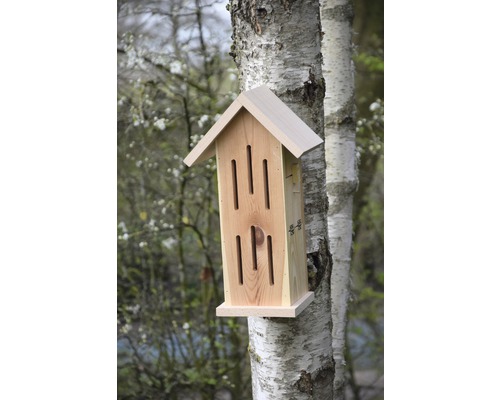 Insektenhotel aus Holz am Baumstamm