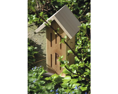 Insektenhotel aus Holz im Garten