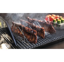 Spare ribs dans un support à spare ribs sur le barbecue