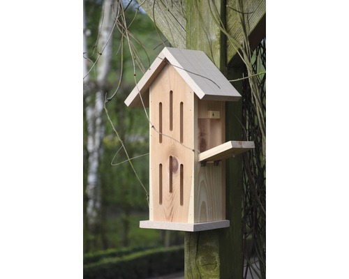 Insektenhotel aus Holz mit Schlitzöffnungen zur Insektenansiedlung im Garten.