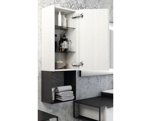 Badezimmer Szene mit geöffnetem Hängeschrank mit Regalen und Handtüchern