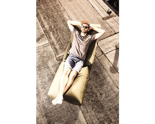 Homme se détendant sur un pouf d''extérieur